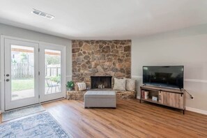 Maison, plusieurs lits, patio, vue jardin (Jade Rocket City Retreat) | Coin séjour