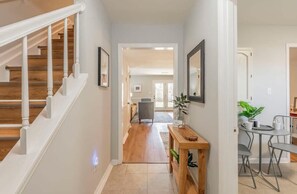 Maison, plusieurs lits, patio, vue jardin (Jade Rocket City Retreat) | Intérieur