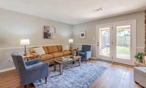 Maison, plusieurs lits, patio, vue jardin (Jade Rocket City Retreat) | Coin séjour