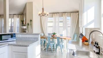 Rumah, Beberapa Tempat Tidur, patio, pemandangan kebun (Knox Creek Retreat) | Dapur pribadi | Mesin pembuat kopi/teh