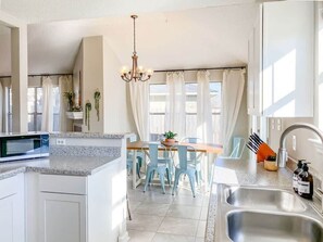 Maison, plusieurs lits, patio, vue jardin (Knox Creek Retreat) | Cuisine privée