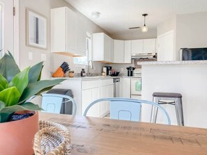 Nhà, nhiều giường, sân hiên, quang cảnh vườn (Knox Creek Retreat) | Bếp riêng | Dụng cụ pha cà phê/trà 