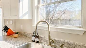 Casa, varias camas, patio, vista al jardín (Knox Creek Retreat) | Cocina privada | Cafetera y tetera