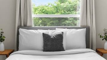 Nhà, nhiều giường, sân hiên, quang cảnh vườn (Dugan Ave Both) | 6 phòng ngủ, trang trí khác biệt