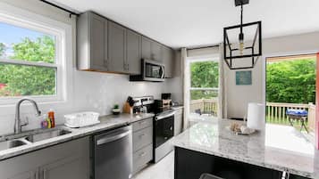 Rumah, Beberapa Tempat Tidur, patio, pemandangan kebun (Dugan Ave Both) | Dapur pribadi | Mesin pembuat kopi/teh