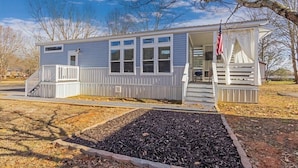 A single-story house with a porch and a covered entryway. - Byrd 7 Nesting Nook (Owens Cross Roads)