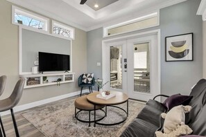 House, 1 King Bed with Sofa bed, Patio (Byrd 7 Nesting Nook) | Living area