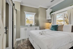 House, 1 King Bed with Sofa bed, Patio (Byrd 7 Nesting Nook)