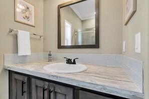 House, 1 King Bed with Sofa bed, Patio (Byrd 7 Nesting Nook) | Bathroom
