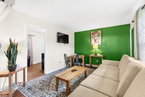 Leilighet, 1 kingsize-seng med sovesofa, terrasse (12th Ave The Bricks - Unit 4) | Oppholdsområde