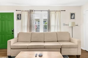 Apartamento, 1 cama de matrimonio grande con sofá cama, patio (12th Ave The Bricks - Unit 4) | Zona de estar | Una televisión