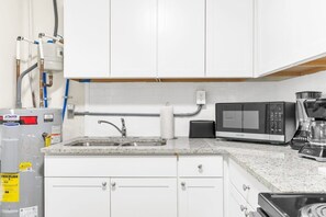 公寓, 1 張特大雙人床及 1 張梳化床, 露台 (12th Ave The Bricks - Unit 4) | 私人廚房 | 咖啡機/沖茶器