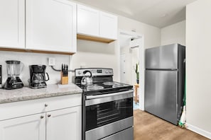Apartamento, 1 cama de matrimonio grande con sofá cama, patio (12th Ave The Bricks - Unit 4) | Cocina privada | Frigorífico, microondas, horno y placa de cocina