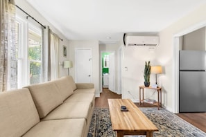 Apartamento, 1 cama de matrimonio grande con sofá cama, patio (12th Ave The Bricks - Unit 4) | Zona de estar | Una televisión