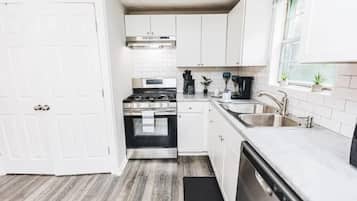 Casa, varias camas, patio, vistas al jardín (47th Place Forest Park) | Cocina privada | Cafetera o tetera