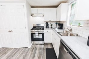 Casa, varias camas, patio, vistas al jardín (47th Place Forest Park) | Cocina privada | Frigorífico, microondas, horno y placa de cocina