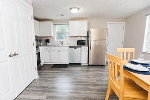Casa, varias camas, patio, vistas al jardín (47th Place Forest Park) | Cocina privada | Frigorífico, microondas, horno y placa de cocina