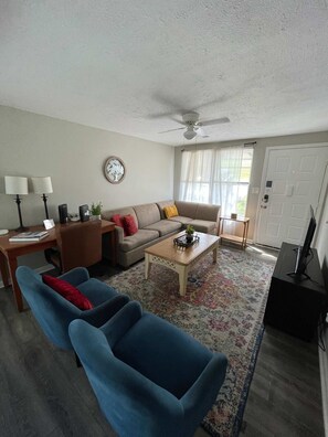 Hus, flere senger, terrasse, hageutsikt (47th Place Forest Park) | Oppholdsområde