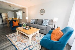 House, Multiple Beds, Patio, Garden View (47th Place Forest Park) | Living area - 47th Place Forest Park (Birmingham)