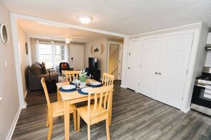 Casa, várias camas, varanda, vista para o jardim (47th Place Forest Park) | Opções para refeição