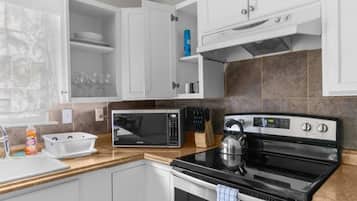 Casa, diversos llits, accés a la piscina, vistes a la piscina (Miami Family Friendly in Forestdale) | Cuina privada | Cafetera i tetera