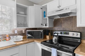 Casa, várias camas, acesso à piscina, vista para a piscina (Miami Family Friendly in Forestdale) | Cozinha privada | Geladeira, micro-ondas, fogão, cooktop