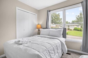 Casa, várias camas, acesso à piscina, vista para a piscina (Miami Family Friendly in Forestdale) | 4 quartos, individualmente decorados, individualmente mobiliados