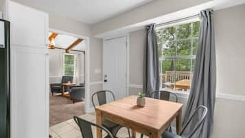 Maison, plusieurs lits, accès piscine, vue piscine (Miami Family Friendly in Forestdale) | 4 chambres, décoration personnalisée, ameublement personnalisé