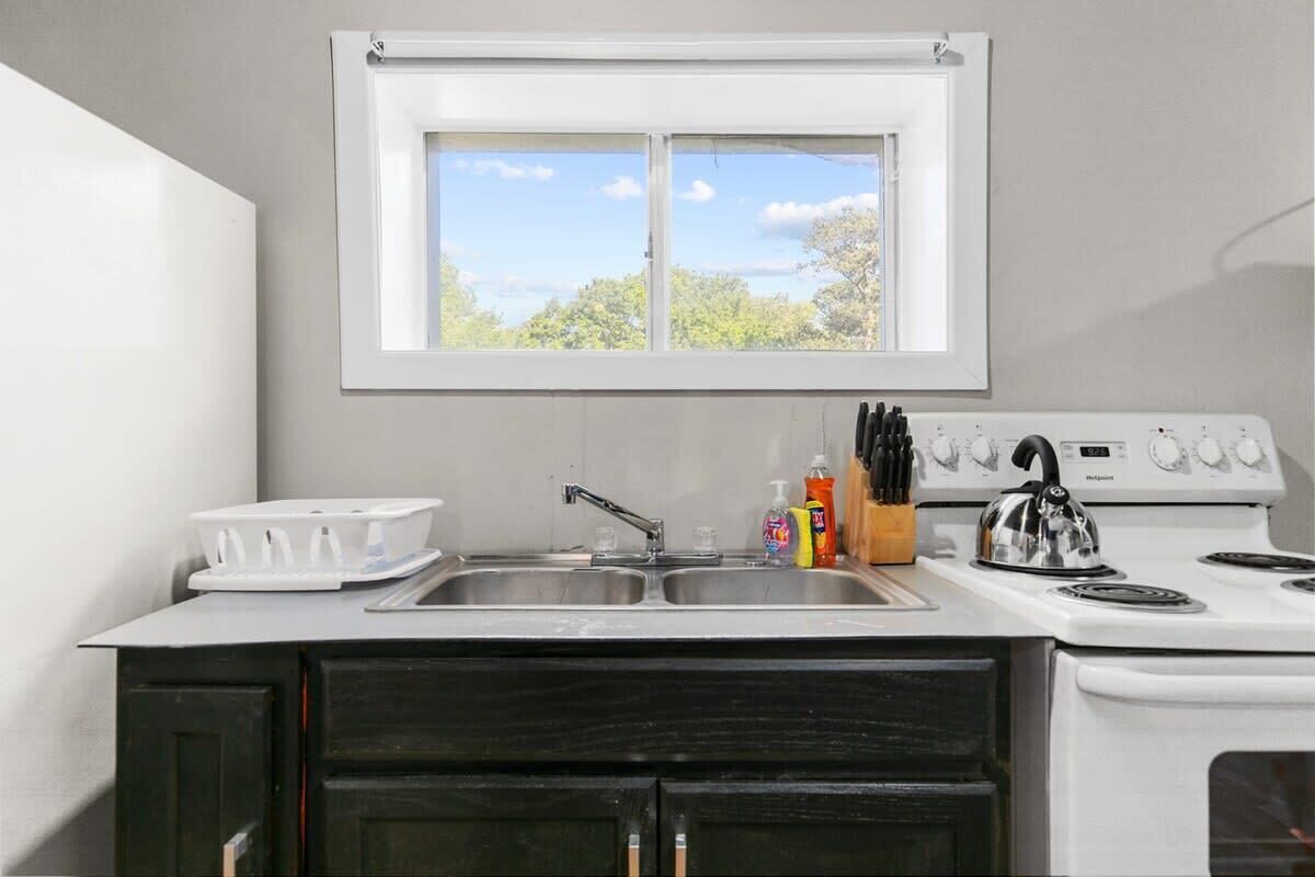 Departamento, varias camas, patio, vista al jardín (Broadmoor Bungalow - Unit B) | Cocina privada | Cafetera y tetera 