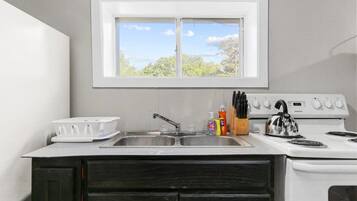 Appartement, plusieurs lits, patio, vue jardin (Broadmoor Bungalow - Unit B) | Cuisine privée | CafetiÚre/bouilloire