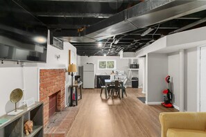 Apart Daire, Birden Çok Yatak, Veranda, Bahçe Manzaralı (Broadmoor Bungalow - Unit B) | İç mekân