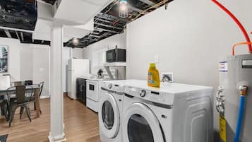 Appartement, plusieurs lits, patio, vue jardin (Broadmoor Bungalow - Unit B) | Blanchisserie