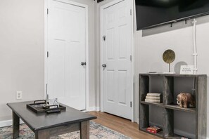 Apartment, Mehrere Betten, Terrasse, Gartenblick (Broadmoor Bungalow - Unit B) | Innenbereich