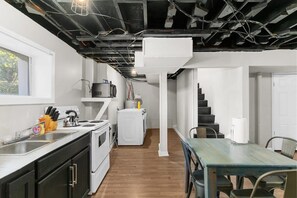 公寓, 多張床, 庭院, 花園景觀 (Broadmoor Bungalow - Unit B) | 私人廚房 | 電冰箱、微波爐、烤箱、爐台