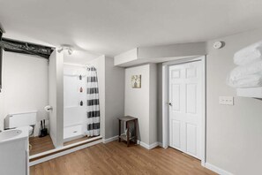Apartment, Multiple Beds, Patio, Garden View (Broadmoor Bungalow - Unit B) | Bathroom