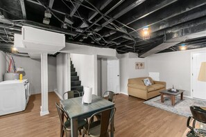 Apart Daire, Birden Çok Yatak, Veranda, Bahçe Manzaralı (Broadmoor Bungalow - Unit B) | İç mekân
