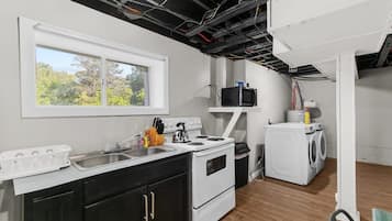 Departamento, varias camas, patio, vista al jardín (Broadmoor Bungalow - Unit B) | Cocina privada | Cafetera y tetera