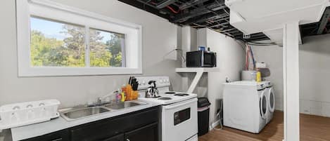 Departamento, varias camas, patio, vista al jardín (Broadmoor Bungalow - Unit B) | Cocina privada | Cafetera y tetera