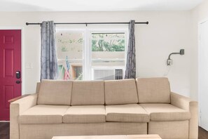 Apartamento, varias camas, patio, vistas al jardín (12th Ave The Bricks - Unit 7) | Zona de estar | Una televisión