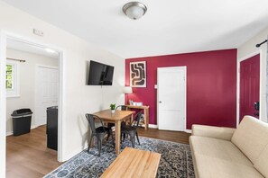 apartman, több ágy, teraszos udvar, kilátással a kertre (12th Ave The Bricks - Unit 7) | Nappalirész