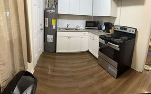 Apartamento, varias camas, patio, vistas al jardín (12th Ave The Bricks - Unit 7) | Cocina privada | Frigorífico, microondas, horno y placa de cocina