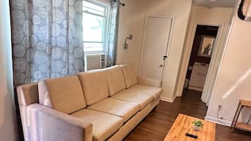 Departamento, varias camas, patio, vista al jardín (12th Ave The Bricks - Unit 7) | Área de sala de estar