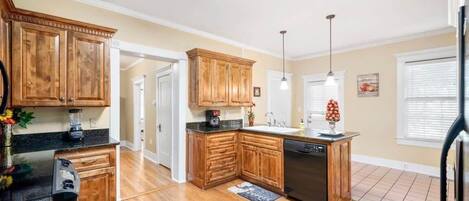 Maison, plusieurs lits, patio, vue jardin (Cali St Rocket City Residence) | Cuisine privée | Cafetière/bouilloire