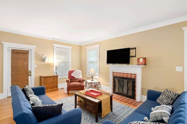 House, Multiple Beds, Patio, Garden View (Cali St Rocket City Residence) | Living area