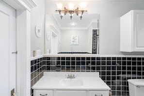 House, Multiple Beds, Patio, Garden View (Cali St Rocket City Residence) | Bathroom