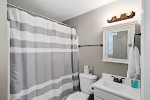 Maison, plusieurs lits, patio, vue jardin (Bradley Blissful) | Salle de bain