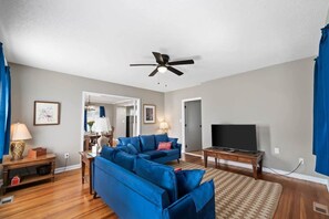 Casa, varias camas, patio, vista al jardín (Bradley Blissful) | Área de sala de estar