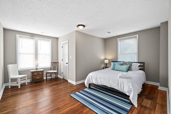 Casa, varias camas, patio, vista al jardín (Bradley Blissful) | 5 habitaciones, decoración personalizada y muebles diferentes 