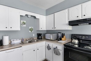 House, Multiple Beds, Patio, Garden View (32nd Norwood Nest) | Private kitchen - 32nd Norwood Nest (Birmingham)