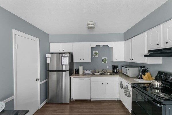 House, Multiple Beds, Patio, Garden View (32nd Norwood Nest) | Private kitchen